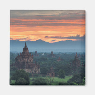 Aimant Myanmar (Birmanie), lever de soleil de Bagan