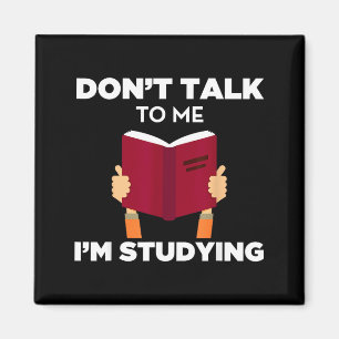 Aimant Ne me parlez pas, j'étudie un livre drôle studieux