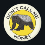 Aimant Ne pas m'appeler Honey Badger Funny Badass Slogan<br><div class="desc">Ne pas m'appeler Honey Badger Funny Badass Slogan Pun Jaune badge magnétique 'Ne pas m'appeler Honey' Un design amusant jaune et noir. Les blaireaux de miel sont vraiment les animaux les plus durs de la planète. Les blaireaux de miel s'attaqueront aux lions, aux serpents et à tout ce qui les...</div>