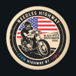 Aimant Needles Highway Motorcycle du Dakota du Sud<br><div class="desc">Needles Highway fait dans un emblème vintage,  de style en détresse. Il s'agit d'une route pittoresque célèbre que l'on trouve dans le Dakota du Sud,  à l'exception de la voie Pittoresque Peter Norbeck.</div>