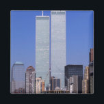 Aimant New York, USA. Tours jumelles du célèbre Monde<br><div class="desc">New York, USA Tours jumelles du célèbre World Trade Center dans le quartier financier du sud de Manhattan à Ellis Island � Sue Cunningham / DanitaDelimont.com</div>