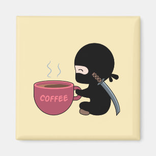Aimant Ninja minuscule avec une grande tasse de café sur