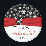 Aimant Noir, Blanc, Rouge Flammes de neige Mariage Faveur<br><div class="desc">Ce mariage aux flocons de neige noirs et blancs vous remercie aimnet avec le ruban rouge FAUX et le médaillon aux flocons de neige correspond au faire-part de mariage ci-dessous. Tout le texte est personnalisable et vous pouvez modifier la taille et la forme. Si vous avez besoin d'autres articles correspondants...</div>