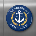 Aimant Nom de famille Beach House Ancre Gold Laurel Marin<br><div class="desc">Un élégant aimant frigo rond à thème nautique avec votre nom de famille et maison de plage, maison de lac, ou tout autre texte désiré et date établie. Doté d'une ancre de bateau conçue sur mesure avec des feuilles de laurier de style or et d'une étoile en bleu marine ou...</div>