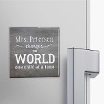 Aimant Nom de l'enseignant chalkboard blanc typographie c<br><div class="desc">Nom et script de typographie blanche inspiré de la citation "Les enseignants changent le monde un enfant à la fois" sur un arrière - plan de tableau noir. Personnalisez-le avec le nom de votre meilleur enseignant et faites-en un gentil cadeau de remerciement pour lui!</div>