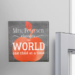 Aimant Nom de l'enseignant Chalkboard Red Apple et citati<br><div class="desc">Un nom et un script de typographie blanche inspirés de la citation "Les enseignants changent le monde un enfant à la fois" sur une grande pomme d'aquarelle rouge sur un arrière - plan noir. Personnalisez-le avec le nom de votre meilleur enseignant et faites-en un gentil cadeau de remerciement pour lui!...</div>