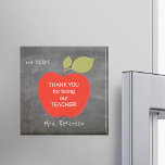 Aimant Nom de l'enseignant | Red pomme blackboard merci<br><div class="desc">Une grande pomme rouge et votre texte personnalisé à l'intérieur sur un arrière - plan de tableau de bord de l'école. Personnalisez cet aimant frigo avec le nom et la note de votre professeur! Ce pourrait être un cadeau de remerciement réfléchi et mignon pour votre professeur le jour de l'appréciation,...</div>