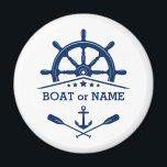Aimant Nom du bateau ou texte Ancre Oars Helm on White<br><div class="desc">Élégant aimant frigo rond avec votre maison de plage personnalisée, maison de lac, nom de famille ou autre texte avec un bateau nautique personnalisé - barre, ancre, voitures croisées et étoiles en bleu marine sur blanc ou choisir des couleurs arrière - plans pour correspondre à votre décor. Fait un grand...</div>