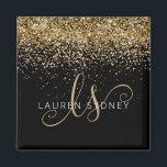 Aimant Nom du monogramme de la Parties scintillant d'or<br><div class="desc">Glam Gold Parties scintillant Élégant Aimant Monogramme. Personnalisez facilement ce design d'aimant chic branché avec une élégante parties scintillant dorée brillante sur un arrière - plan noir. Le design comprend votre monogramme manuscrit avec de jolis tourbillons et votre nom.</div>