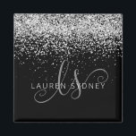 Aimant Nom du monogramme de Parties scintillant d'argent<br><div class="desc">Glam Rose Gold Parties scintillant Élégant Aimant Monogram. Personnalisez facilement ce design d'aimant chic et branché avec une élégante parties scintillant brillante d'or rose sur un arrière - plan noir. Le design comprend votre monogramme manuscrit avec de jolis tourbillons et votre nom.</div>