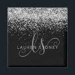 Aimant Nom du monogramme de Parties scintillant d'argent<br><div class="desc">Glam Rose Gold Parties scintillant Élégant Aimant Monogram. Personnalisez facilement ce design d'aimant chic et branché avec une élégante parties scintillant brillante d'or rose sur un arrière - plan noir. Le design comprend votre monogramme manuscrit avec de jolis tourbillons et votre nom.</div>