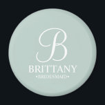 Aimant Nom et monogramme de la servante d'accueil personn<br><div class="desc">Elegant Black and White Personnalisé Bridesmaid Cadeaux avec monogramme personnalisé en blanc élégant style de police script avec le nom et le titre de bridesmaid dans le style de police serif classique sur arrière - plan vert sage. Aussi parfait pour femme de ménage d'honneur, fille de fleurs, mère de la...</div>