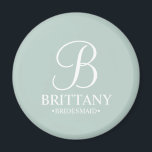 Aimant Nom et monogramme de la servante d'accueil personn<br><div class="desc">Elegant Black and White Personnalisé Bridesmaid Cadeaux avec monogramme personnalisé en blanc élégant style de police script avec le nom et le titre de bridesmaid dans le style de police serif classique sur arrière - plan vert sage. Aussi parfait pour femme de ménage d'honneur, fille de fleurs, mère de la...</div>