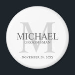 Aimant Nom et monogramme des Groomsmen personnalisés<br><div class="desc">Ajoutez une touche personnelle à votre mariage grâce à un aimant personnalisé pour les groomsmen. Cet aimant présente le nom du marionnettiste personnalisé avec titre et date mariage en gris et monogramme en gris clair comme arrière - plan, dans le style de police serif classique, sur arrière - plan blanc....</div>