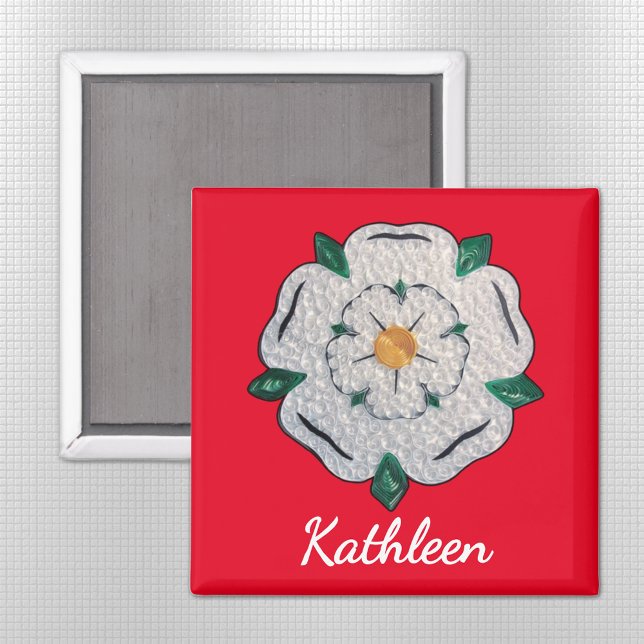 Aimant Nom, Papier Quilled Yorkshire Rose blanche 2 po (Créateur téléchargé)
