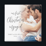 Aimant Notre premier Noël Engagé Photo Noms Garder<br><div class="desc">Notre Premier Noël A Engagé Des Noms Photo Personnalisés Année Keepsaké. Un design entièrement personnalisable spécialement pour célébrer le premier Noël du couple heureux après leur fiançailles. Un magnifique script de calligraphie pour le texte d'en-tête. Personnalisez facilement avec vos noms et l'année et remplacez l'exemple de photo par le vôtre....</div>