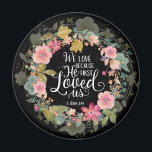 Aimant Nous aimons parce qu'il nous a aimés<br><div class="desc">Verse de la Bible Nous aimons parce qu'il nous a aimés pour la première fois. 1 Jean 4:19. Conçu avec amour par Inspiring Wisdom ©</div>