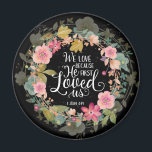 Aimant Nous aimons parce qu'il nous a aimés<br><div class="desc">Verse de la Bible Nous aimons parce qu'il nous a aimés pour la première fois. 1 Jean 4:19. Conçu avec amour par Inspiring Wisdom ©</div>