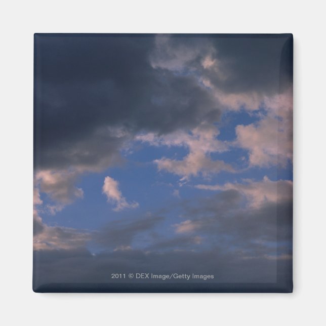 Aimant Nuages de tempête contre ciel bleu (Devant)