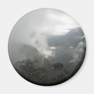 Aimant Nuages gris argenté au-dessus des montagnes