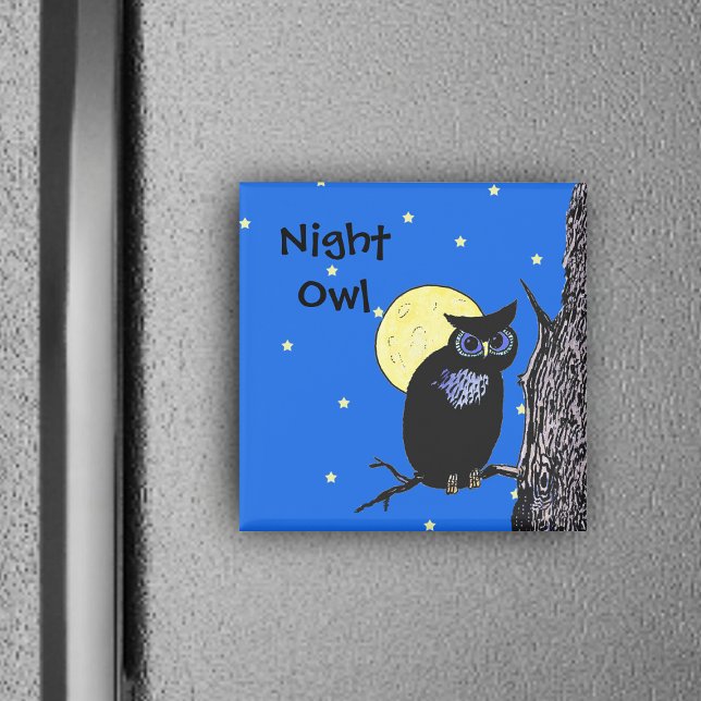 Aimant OEil noir OEil bleu dans l'arbre Étoiles de lune (Black night owl in tree with yellow moon and stars on blue frig magnet.)