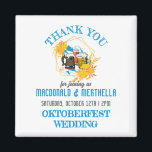 Aimant OKTOBERFEST Mariage Merci Favor<br><div class="desc">Élégant aimant de Merci MARIAGE OKTOBERFEST avec NOMS PERSONNALISABLES et détails. Design montre un trio de bières au centre d'un arrangement floral et la carte contour de la Bavière dans le drapeau bleu et blanc diamant dans l'arrière - plan. TOUT TEXTE EST PERSONNALISABLE, vous pouvez ainsi créer votre propre texte...</div>