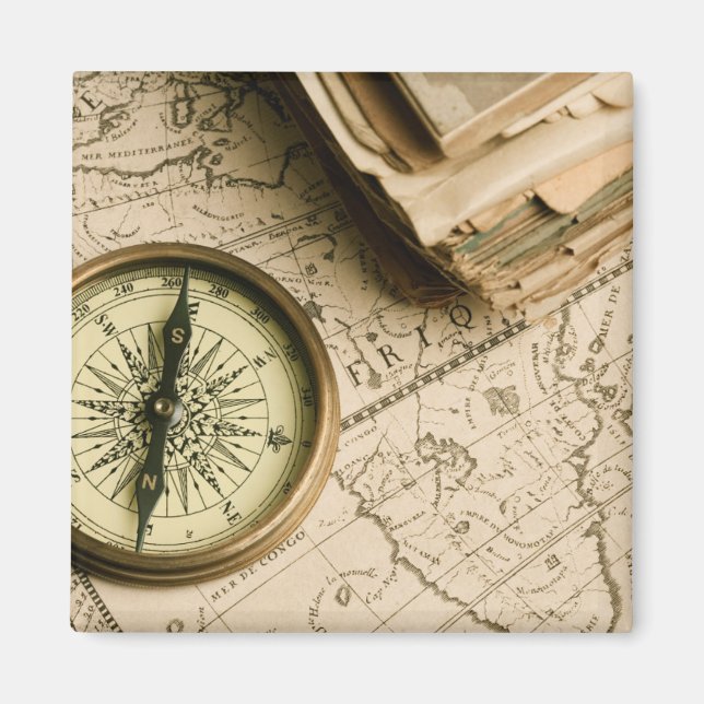 Aimant Old compass over Ancient Map (Devant)