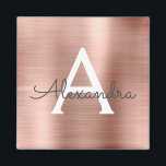 Aimant Or rose - Rose saumoné Métal brossé Monogramme Nom<br><div class="desc">Or rose - Rose saumoné Faux feuille métallique Métal brossé Monogramme Nom et Initial Party Magnet. Cela fait le parfait 16 ans anniversaire,  mariage,  douche de mariée,  anniversaire,  douche de bébé ou cadeau de fête pour quelqu'un qui aime le luxe glamour et les styles chics.</div>