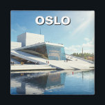 Aimant Oslo Norvège Travel<br><div class="desc">Oslo, la capitale de la Norvège, est une ville animée nichée à la tête de l'Oslofjord. Reconnue pour sa beauté naturelle époustouflante, Oslo offre un mélange unique de vie urbaine et d'aventures en plein air. La ville est entourée de forêts luxuriantes, de collines ondoyantes et des eaux scintillantes du fjord,...</div>