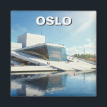 Aimant Oslo Norvège Travel<br><div class="desc">Oslo, la capitale de la Norvège, est une ville animée nichée à la tête de l'Oslofjord. Reconnue pour sa beauté naturelle époustouflante, Oslo offre un mélange unique de vie urbaine et d'aventures en plein air. La ville est entourée de forêts luxuriantes, de collines ondoyantes et des eaux scintillantes du fjord,...</div>