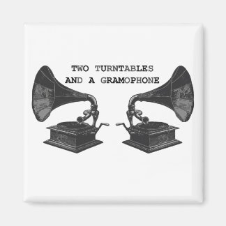 Aimant où il est, deux tourne-disques et un gramophone