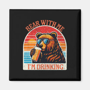 Aimant Ours buvant de la bière à l'extérieur drôle de gri