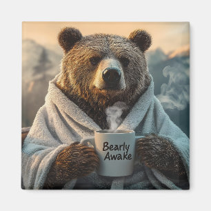 Aimant Ours en robe tenant une tasse de café