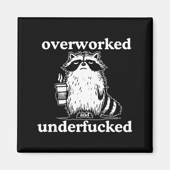 Aimant Overworked And Underfored Funny Raccoon Coffee Say (Devant)