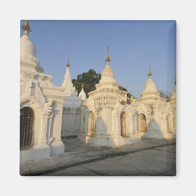 Aimant Pagode Kuthodaw à Mandalay, connue sous le nom de (Devant)