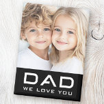 Aimant Papa on t'aime fête des pères photo noir<br><div class="desc">Aimant frigo avec le texte "Papa" dans une police moderne avec le texte personnalisable "nous t'aimons" ci-dessous. Ci-dessus est un modèle photo personnalisable. Les couleurs par défaut sont le noir et le blanc,  mais toutes les couleurs peuvent être customisées dans l'outil de conception.</div>