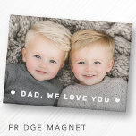 Aimant Papa on t'aime les coeurs superposer la photo de f<br><div class="desc">Aimant avec votre photo personnalisée et texte en gras "Papa,  on t'aime" flanqué par les coeurs comme une couverture blanche.</div>