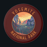 Aimant Parc national du Yosemite Sunset Retro perturbé<br><div class="desc">Design d'illustration vectorielle de Yosemite. Le parc est célèbre pour ses séquoias géants et anciens,  et pour Tunnel View,  la vue iconique de Bridalveil Fall et les falaises de granit d'El Capitan et Half Dome.</div>