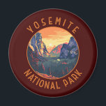 Aimant Parc national du Yosemite Sunset Retro perturbé<br><div class="desc">Design d'illustration vectorielle de Yosemite. Le parc est célèbre pour ses séquoias géants et anciens,  et pour Tunnel View,  la vue iconique de Bridalveil Fall et les falaises de granit d'El Capitan et Half Dome.</div>