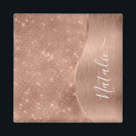 Aimant Parties scintillant d'argent Glam Bling Métallo pe<br><div class="desc">Personnalisez facilement ce métal brossé or rose et l'aimant imitation parties scintillant glamour à motifs avec votre propre nom personnalisé.</div>