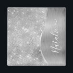 Aimant Parties scintillant d'argent Glam Bling Personnali<br><div class="desc">Personnalisez facilement ce métal brossé argenté et cet aimant à faux parties scintillant glamour avec votre propre nom personnalisé.</div>