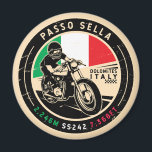 Aimant Passo Sella | Italie | Motorcycle<br><div class="desc">Passo Sella fait dans un emblème vintage et en détresse. Il s'agit d'un célèbre col de montagne situé le long des Dolomites en Italie.</div>
