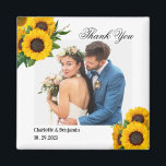 Aimant Pays Tournesol photo mariage Favor Cadeau<br><div class="desc">Country Sunflower Photo Wedding Favor L'aimant cadeau comprend arrière - plan rustique, clip tournesol, texte & mariage couple modèle photo. Un cadeau parfait pour mariage de tournesol pour vos invités. Veuillez cliquer sur le bouton Personnaliser pour le customiser avec votre texte ou votre photo.Veuillez visiter mon magasin "loveyouart" pour d'autres...</div>