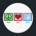 Aimant Peace Love Chèvres<br><div class="desc">Un joli signe de paix vert,  un coeur rouge et un adorable cadeau de chèvre pour un fermier ou une personne qui aime les animaux de ferme.</div>