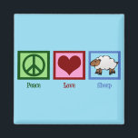 Aimant Peace Love Sheep<br><div class="desc">Un signe de paix,  un coeur,  et un mouton mignon. J'adore les petits agneaux.</div>