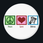 Aimant Peace Love Zebras<br><div class="desc">Un joli cadeau animal avec un signe vert de paix,  un coeur rouge et un joli zèbre noir et blanc. J'aime les beaux animaux sauvages.</div>