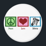 Aimant Peace Love Zebras<br><div class="desc">Un joli cadeau animal avec un signe vert de paix,  un coeur rouge et un joli zèbre noir et blanc. J'aime les beaux animaux sauvages.</div>