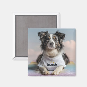 Aimant Petit chien dans un T-shirt "Namaste" sur un Yoga