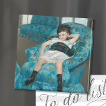 Aimant Petite fille dans un fauteuil bleu | Mary Cassatt<br><div class="desc">Little Girl in a Blue Fauteuil (1878) de Mary Cassatt est le portrait frappant d'une jeune fille qui s'allonge dans un grand fauteuil bleu. Le tableau saisit un moment de détente, l'enfant se penchant de façon décontractée et dégageant un sentiment de facilité jeune. Les tons bleus de la chaise contrastent...</div>