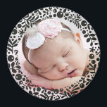Aimant Photo de bébé encadrée de baies noires<br><div class="desc">Un cercle de jolies baies florales graphiques et de feuilles encadrent délicatement votre photo de bébé préférée pour créer un souvenir parfait ou donner en cadeau aux parents et grands-parents.</div>